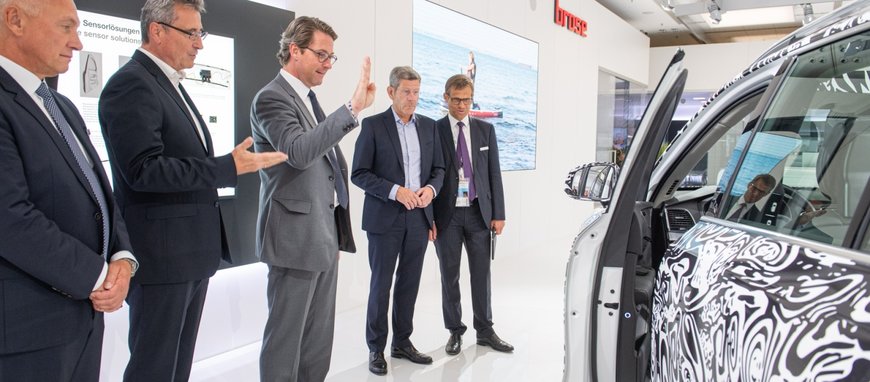 Bundesverkehrsminister Scheuer und VDA-Präsident Mattes öffnen Fahrzeugtüren per Handbewegung und Anklopfen